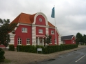 Ehemaliger Bahnhof in Spodsbjerg, heute Sitz der Fährgesellschaft