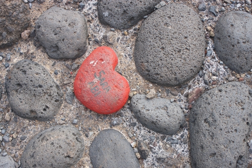 Herzig - Steine in Herzform auf dem Pfad von El Pris in die Nachbarbucht