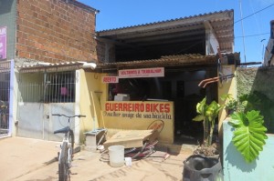 Fahrradwerkstatt in Jacaré - hier werden unsere Bordraeder endlich mal ueberarbeitet und hoffentlich wieder fahrtauglich gemacht!