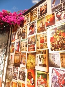 Dekorative Plakate in einer kleinen Strasse in Joao Pessoa